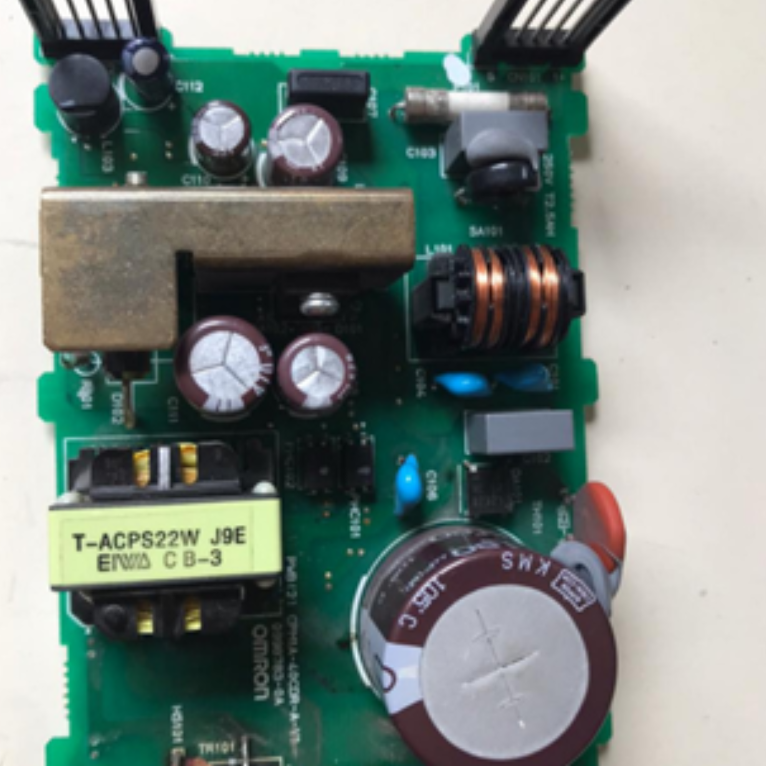Perbaikan papan sirkuit elektronik (PCB) mesin industri di workshop